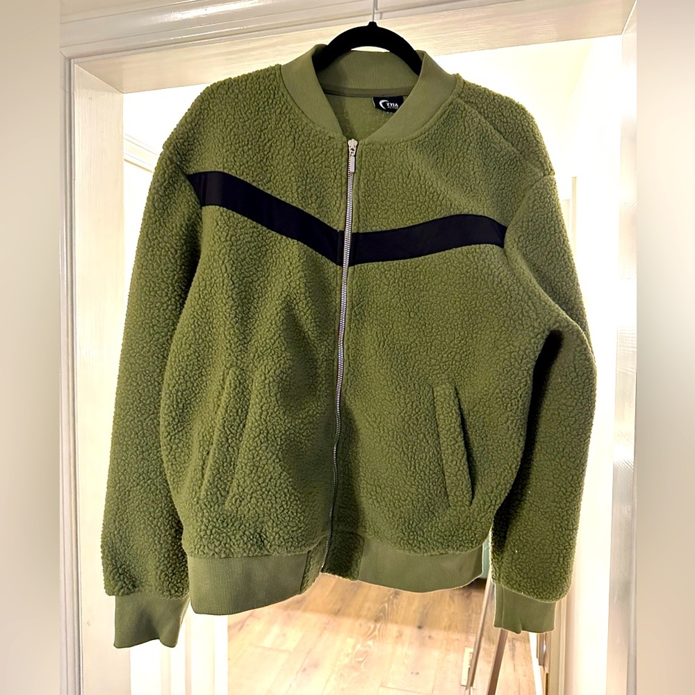 Zyia Flying V fleece Sherpa Jacket. Women's large.